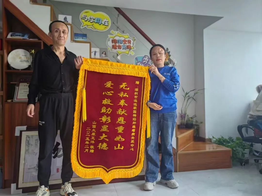 大手牵小手，掌心传递温暖力量