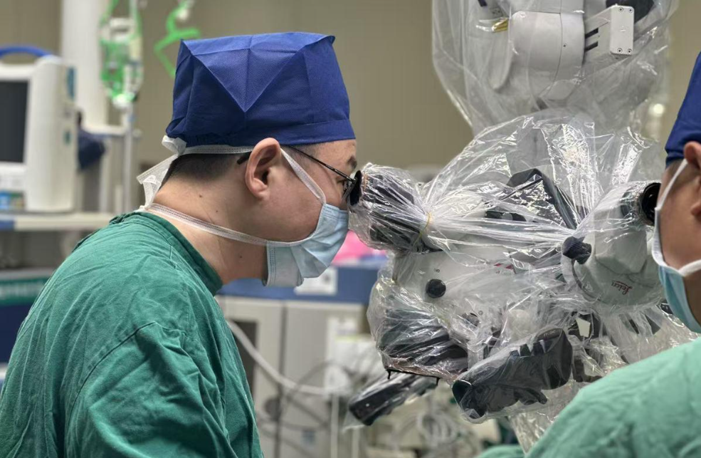 罕见椎管肿瘤侵蚀16个脊柱节段，协和专家精准切除