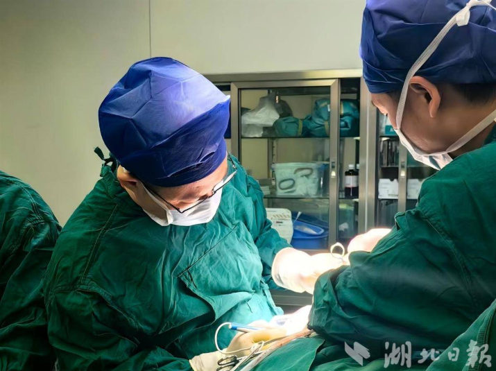 “篮球大”肿瘤破裂出血危在旦夕 十余名专家联手巧除罕见巨瘤